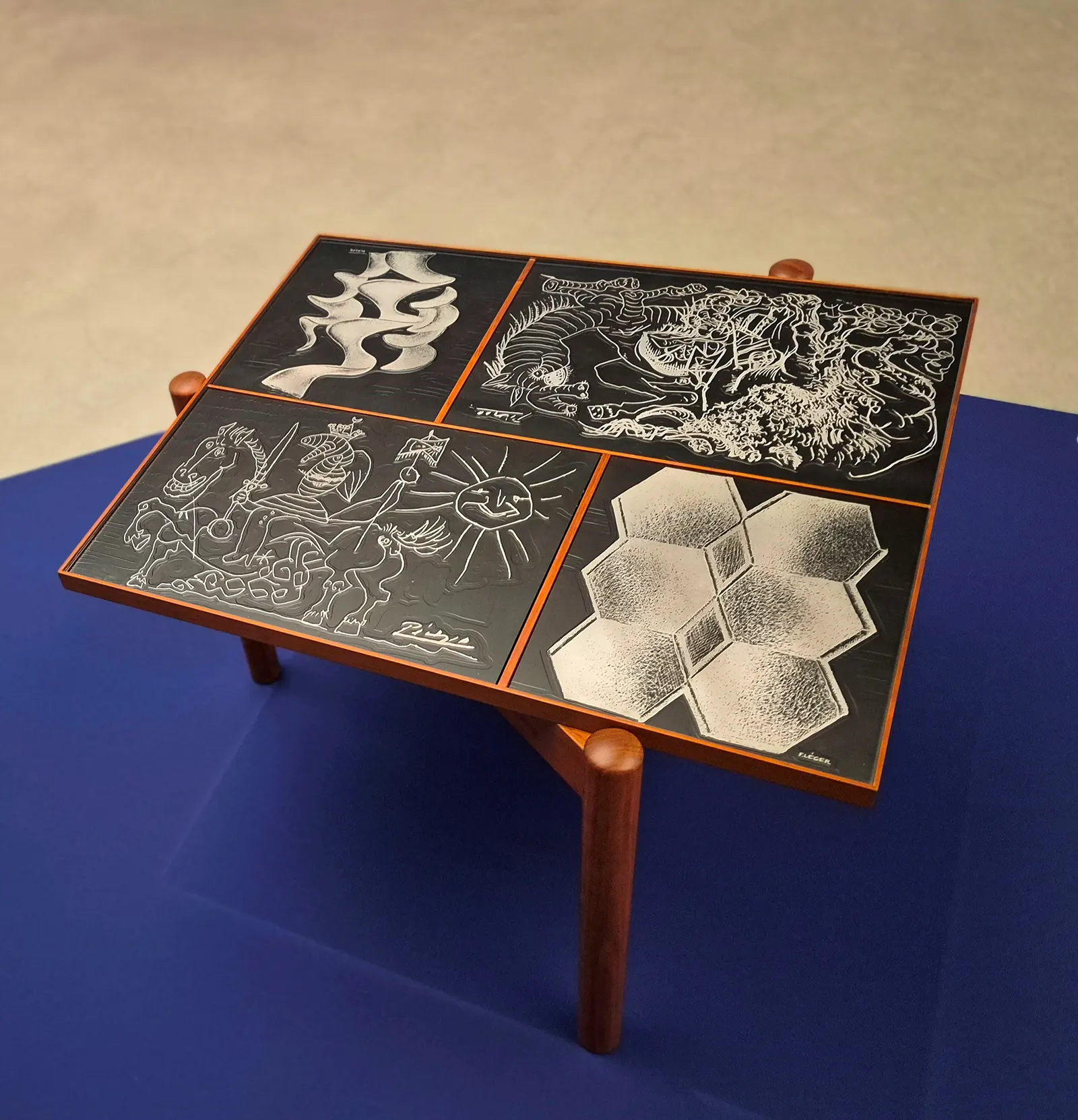 Masa manifest creată de Charlotte Perriand, expusă la Museum der Moderne Salzburg
