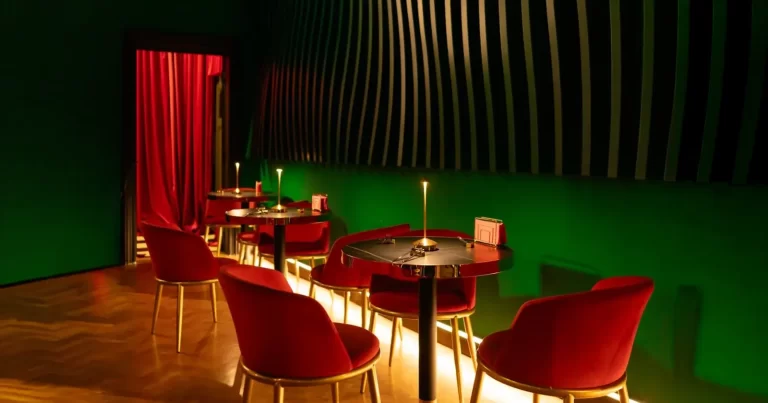 Merlin26, restaurant nou din București, interior cu pereți verzi și mobilier roșu | locuri noi București