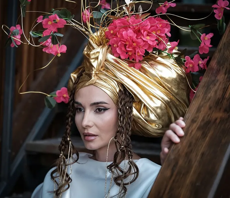 Pool Fashion Show 2026 - detaliu turban floral