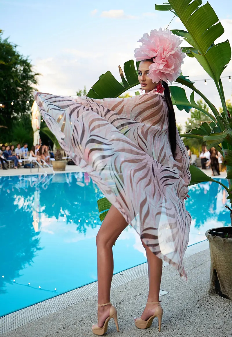 Look estival cu accesoriu floral supradimensionat la Pool Fashion Show 2026