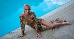 Ținută animal print prezentată la Pool Fashion Show 2026, lângă piscină