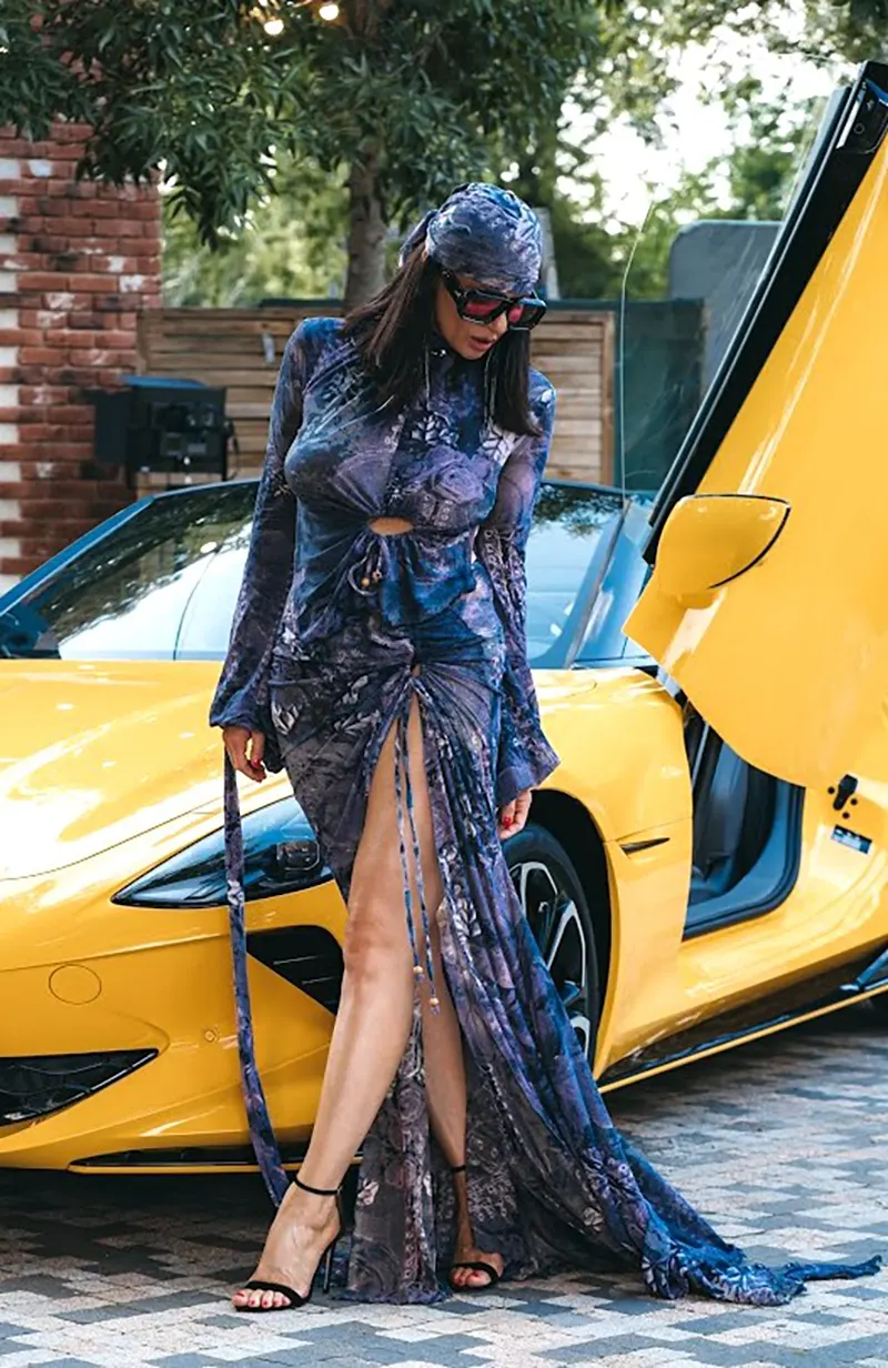 Ținută fashion fotografiată lângă o mașină sport la Pool Fashion Show 2026