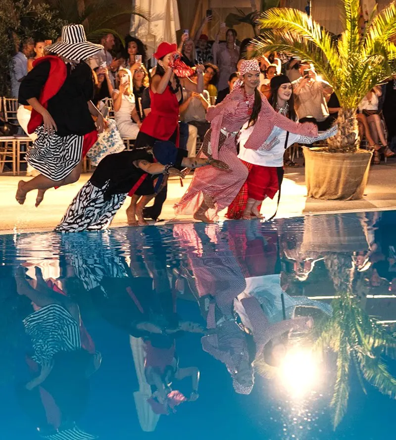 Pool Fashion Show 2026 - plonjonul in piscina la finalul prezentarii