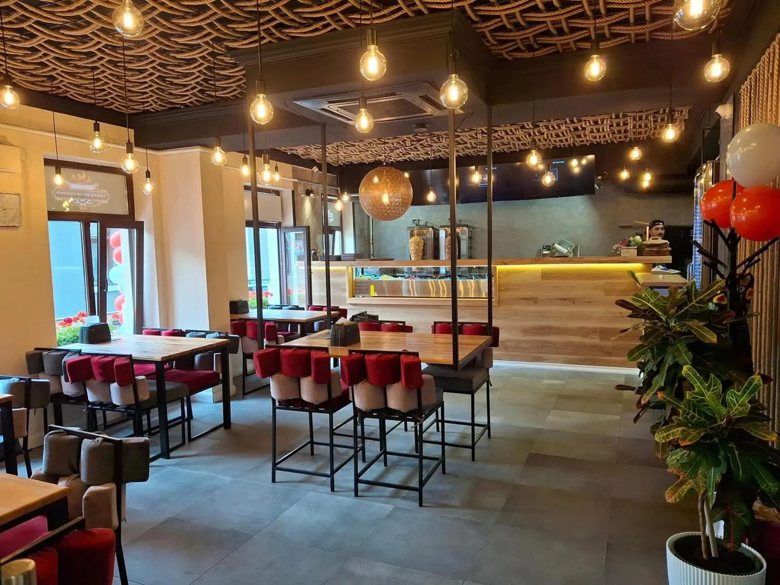 Interiorul restaurantului Taste of Istanbul din Cluj