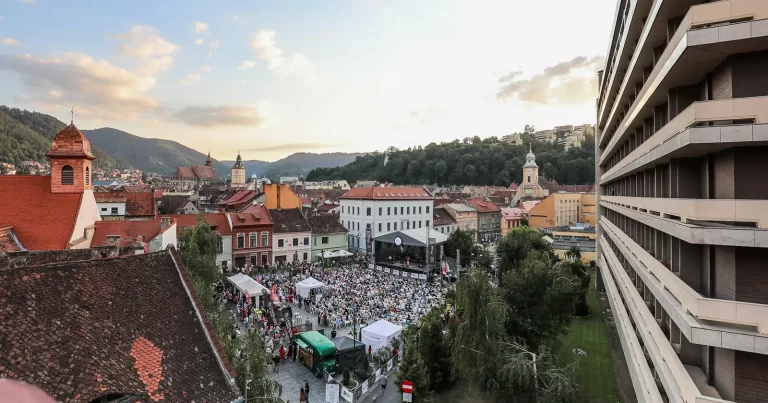 Fotografie cu Piața Sf. Ioan și Hotelul Aro Palace - unde te cazezi - cazare Brașov Jazz & Blues Festival 2026