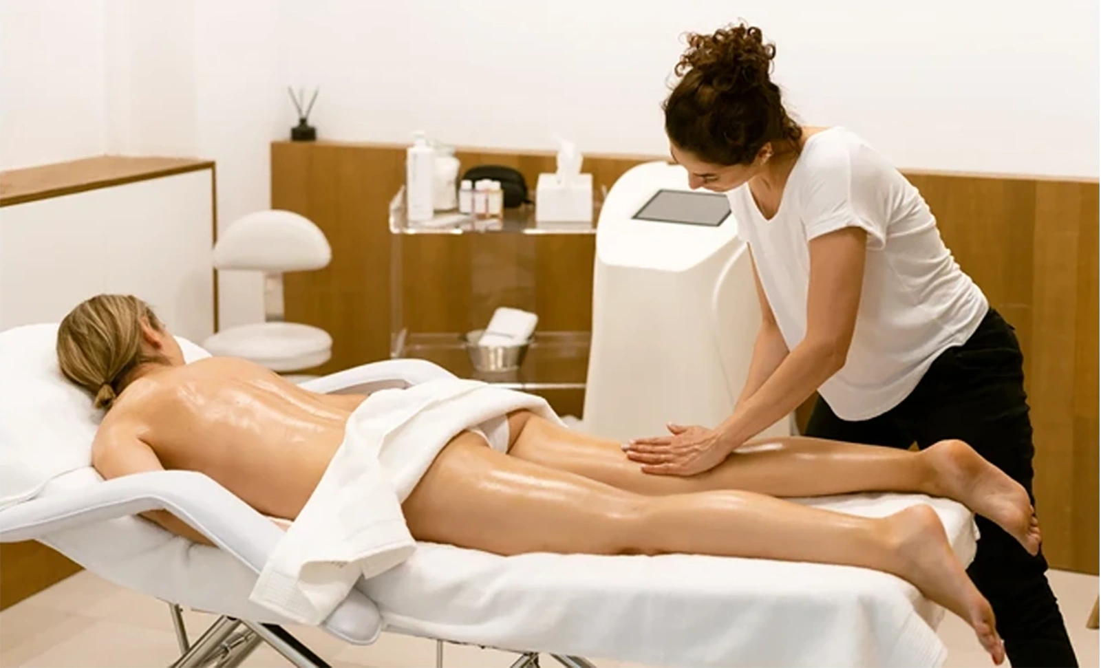 Top 3 masaje de toamnă: ritualuri care încălzesc, repară și echilibrează corpul
