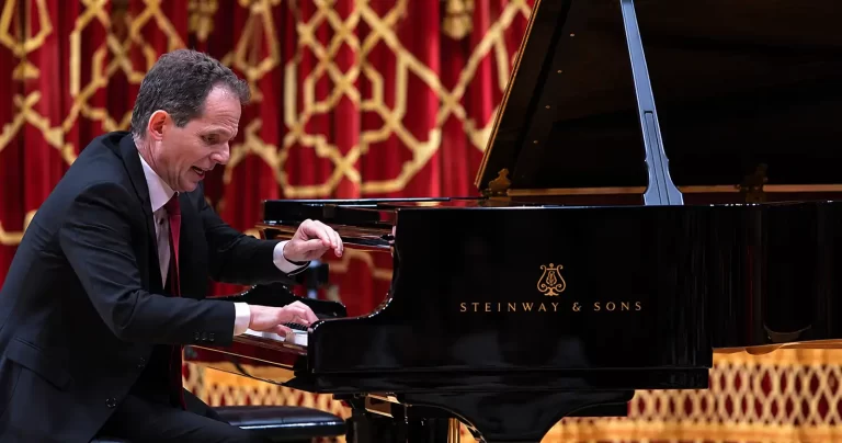 Classic. Jazz. Voyage: Pianistul Paul Staicu începe vineri primul său turneu național în România cu Bach, Mozart și jazz într-un singur recital