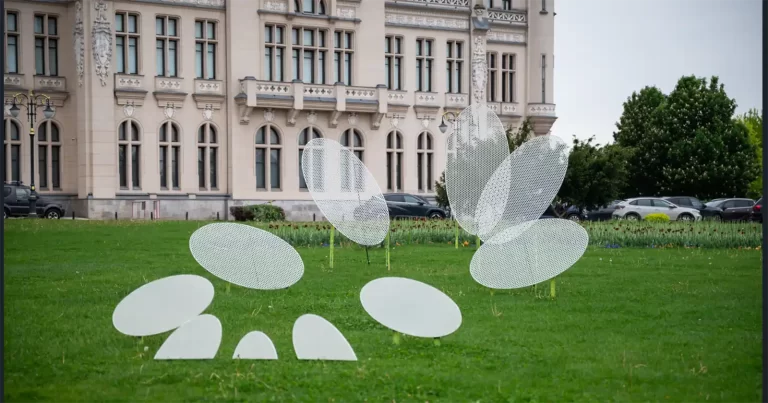 Arta contemporană deschide RCW X Bucharest 2026: de la portrete privite prin gaura cheii la sculpturi monumentale și instalații interactive
