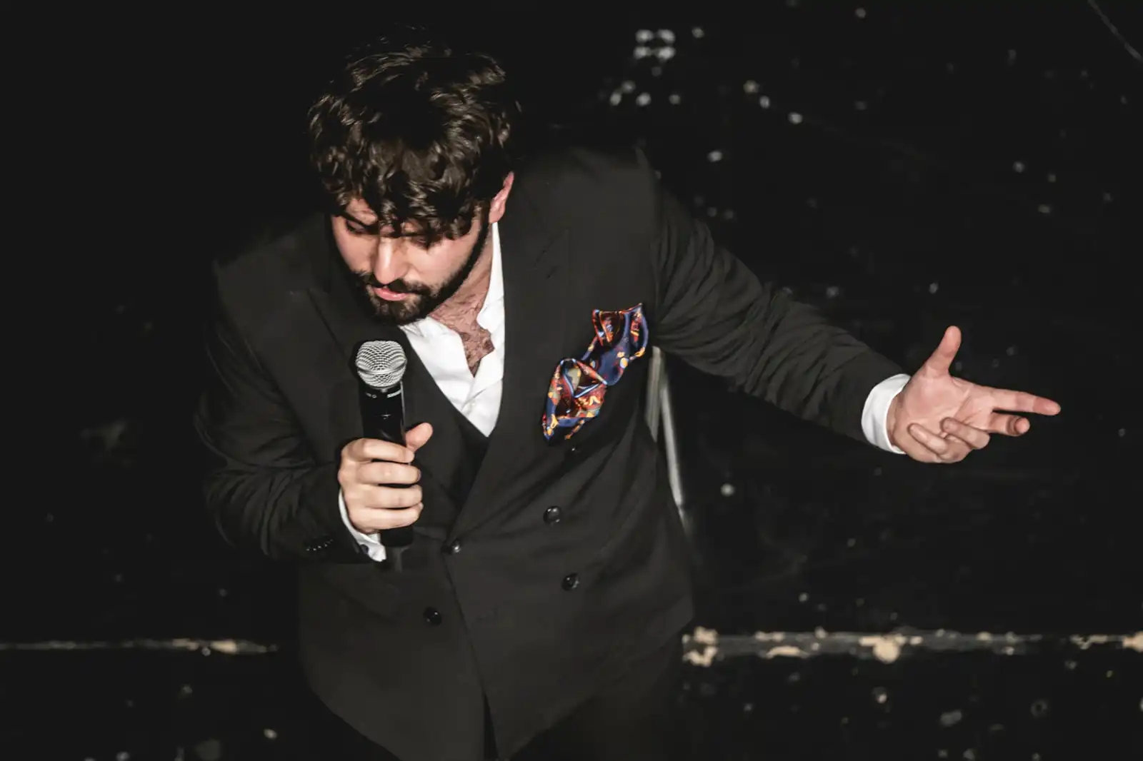 Miguel Gane, românul devenit fenomen al poeziei de limbă spaniolă, vine la București cu spectacolul „Ce am lăsat între noi”