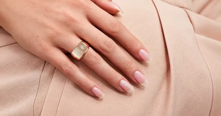 Dua Lipa reinventează manichiura french în cea mai chic versiune a momentului