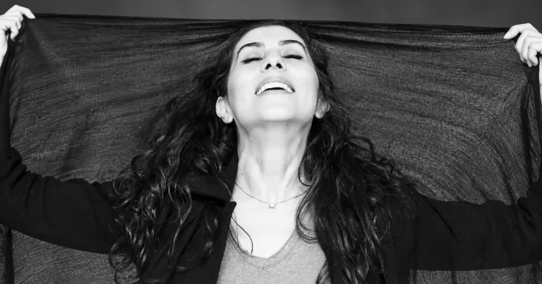 Mahnaz Mohammadi, una dintre vocile importante ale cinematografiei iraniene contemporane, vine la București pe 25 septembrie, la BIFF 2026