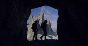 Povestea care te face să privești altfel vârsta, viața și muntele - „Hoinari prin Munți”, din 11 septembrie, în cinematografe