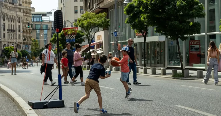 Piața Revoluției devine muzeu în aer liber, iar sportul cucerește Calea Victoriei, în weekend la „Străzi Deschise”