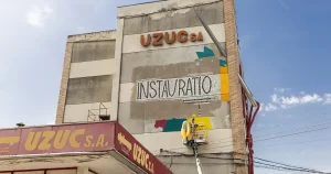 Peste 100 de artiști transformă Fabrica UZUC din Ploiești într-un muzeu temporar 