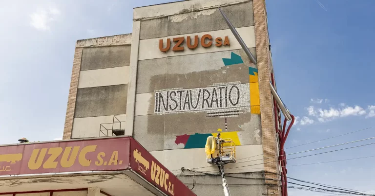 Peste 100 de artiști transformă Fabrica UZUC din Ploiești într-un muzeu temporar