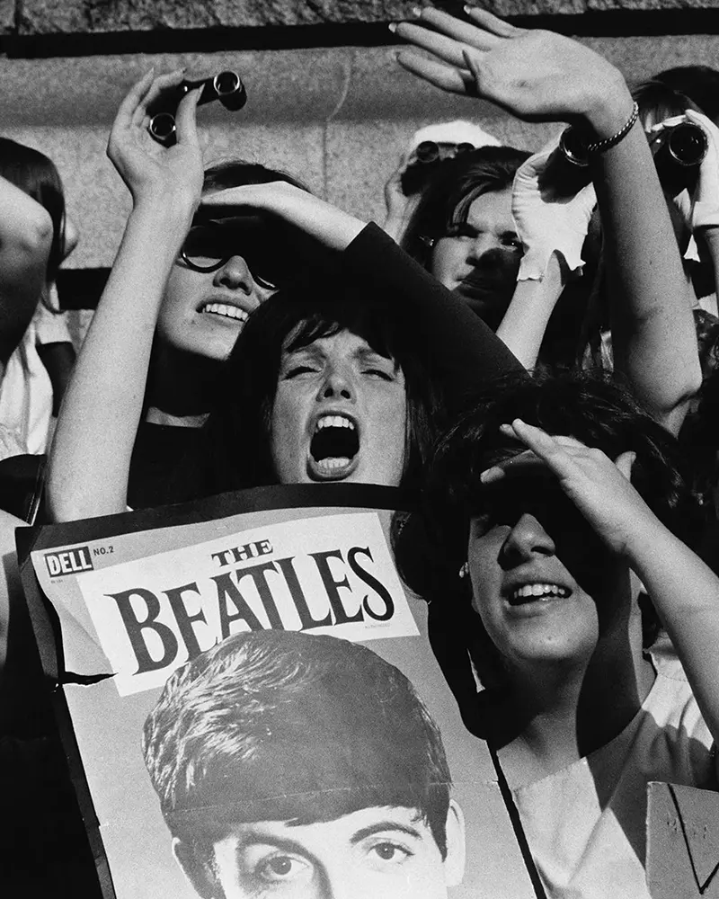 Tinere admiratoare ale trupei The Beatles surprinse de William Klein