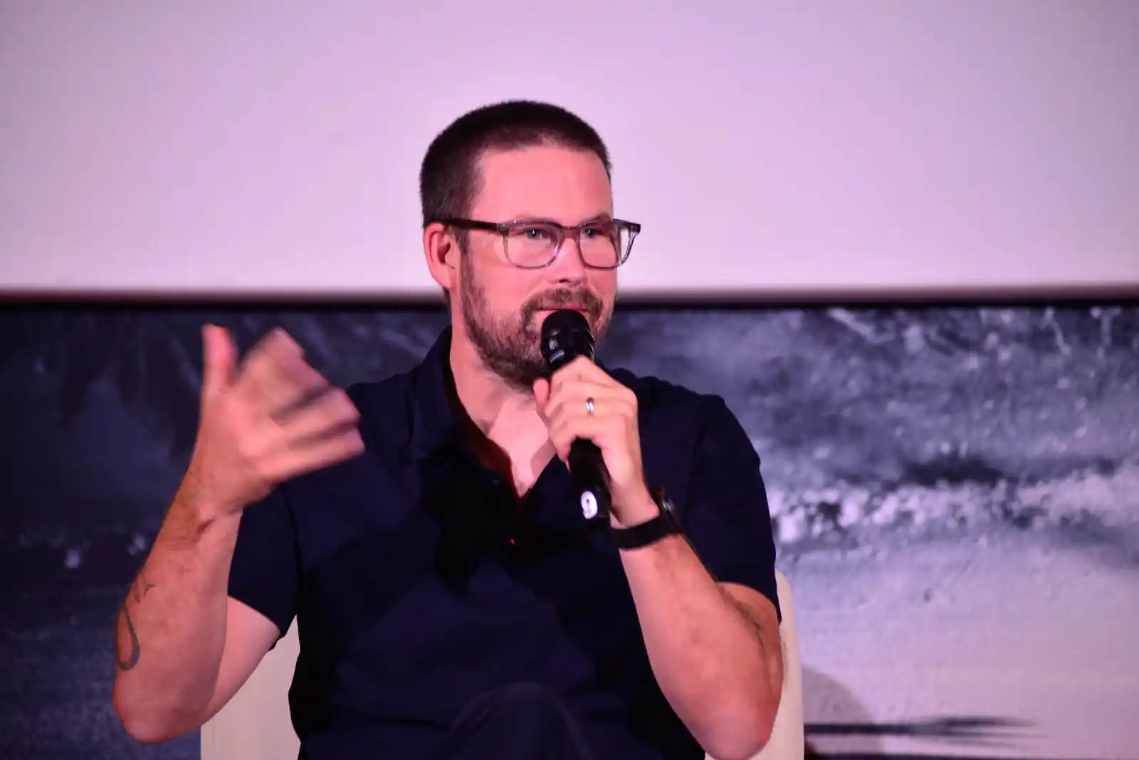 Interviu exclusiv cu Zach Cregger, regizorul noului film „Resident Evil”.