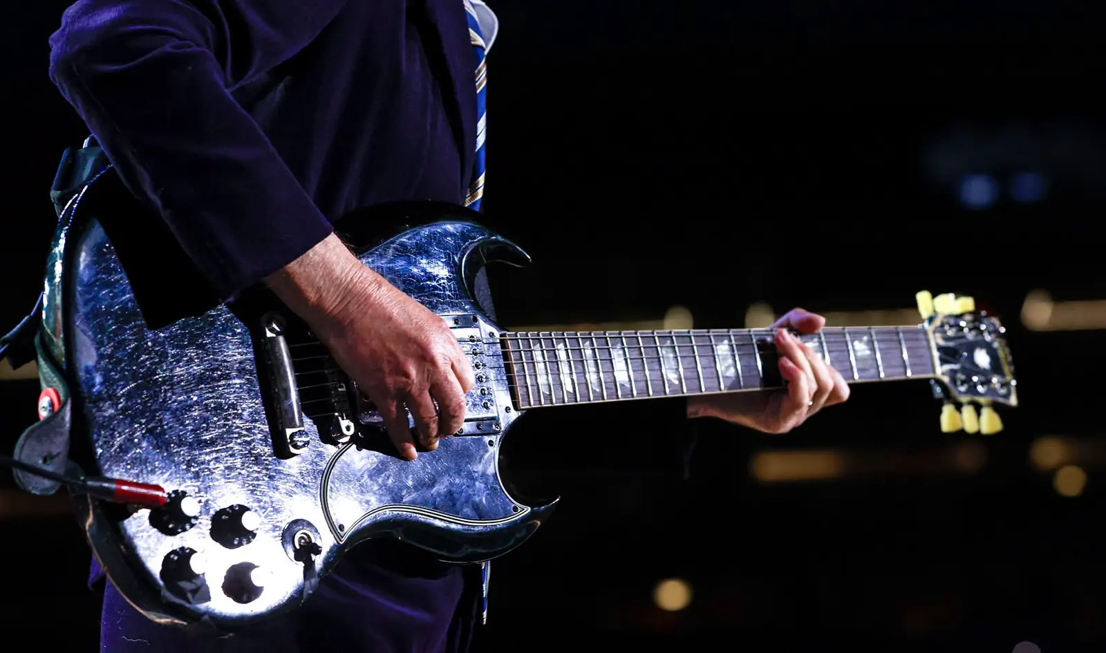 Angus Young pe scena in turneul PowerUpTour / AC/DC Dirty Deeds Done Dirt Cheap