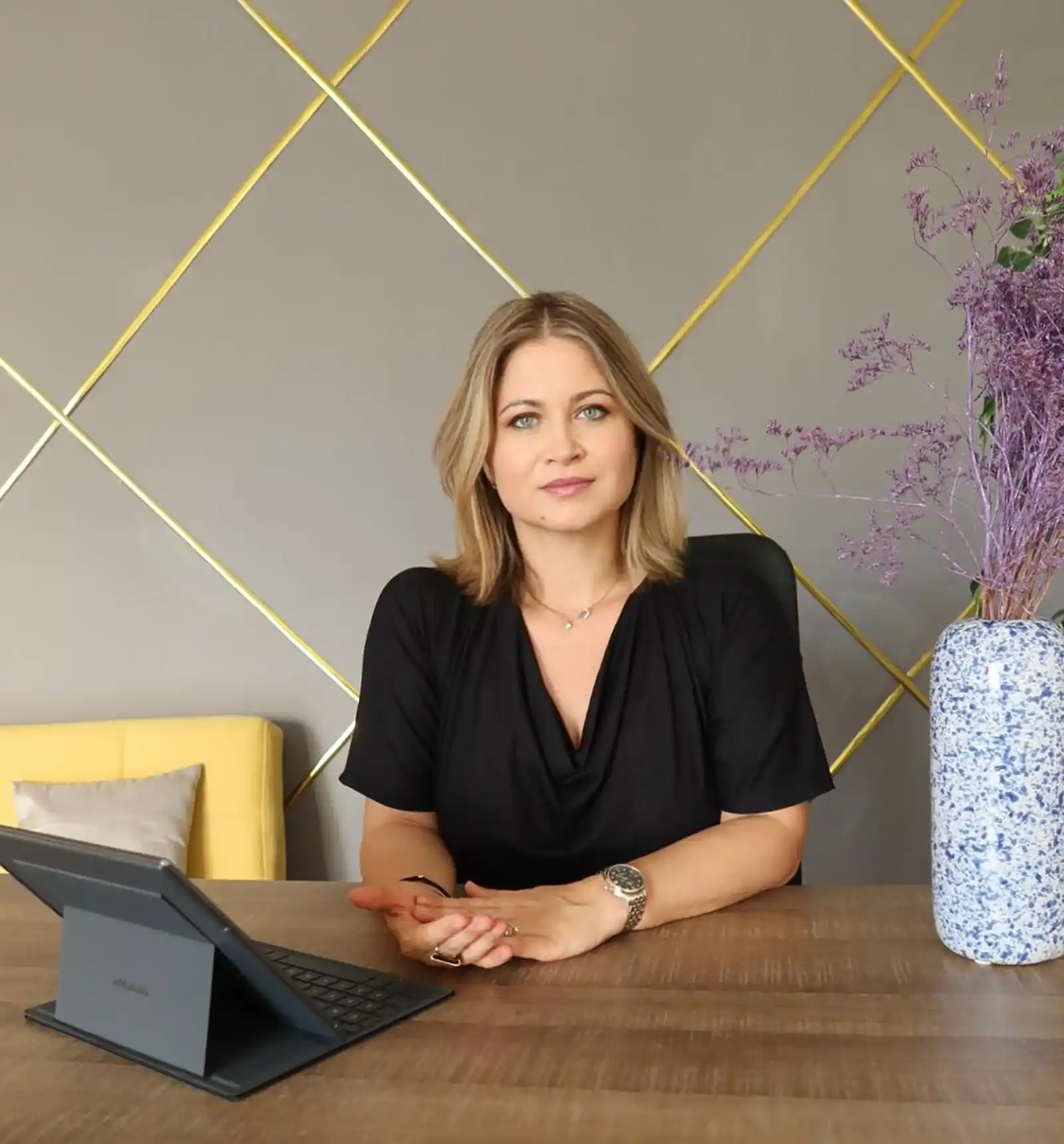 Alexandra Tîrpea - Inventiv PR - poză studio
