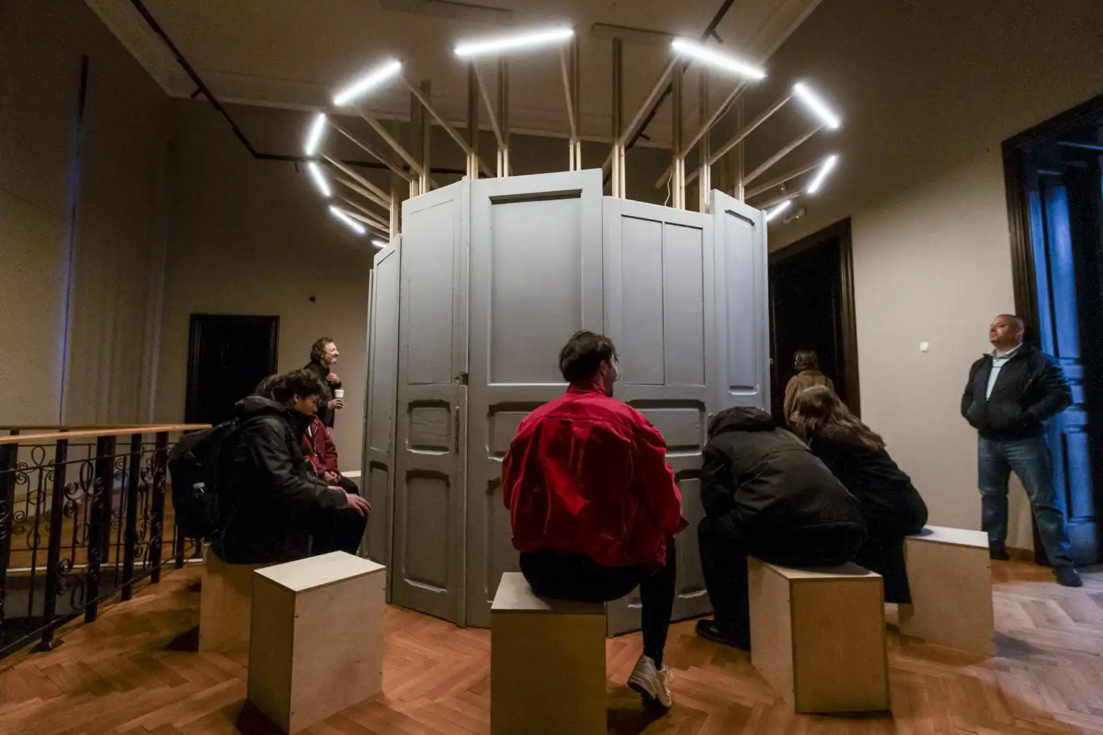 Arta contemporană deschide RCW X Bucharest 2026: de la portrete privite prin gaura cheii la sculpturi monumentale și instalații interactive