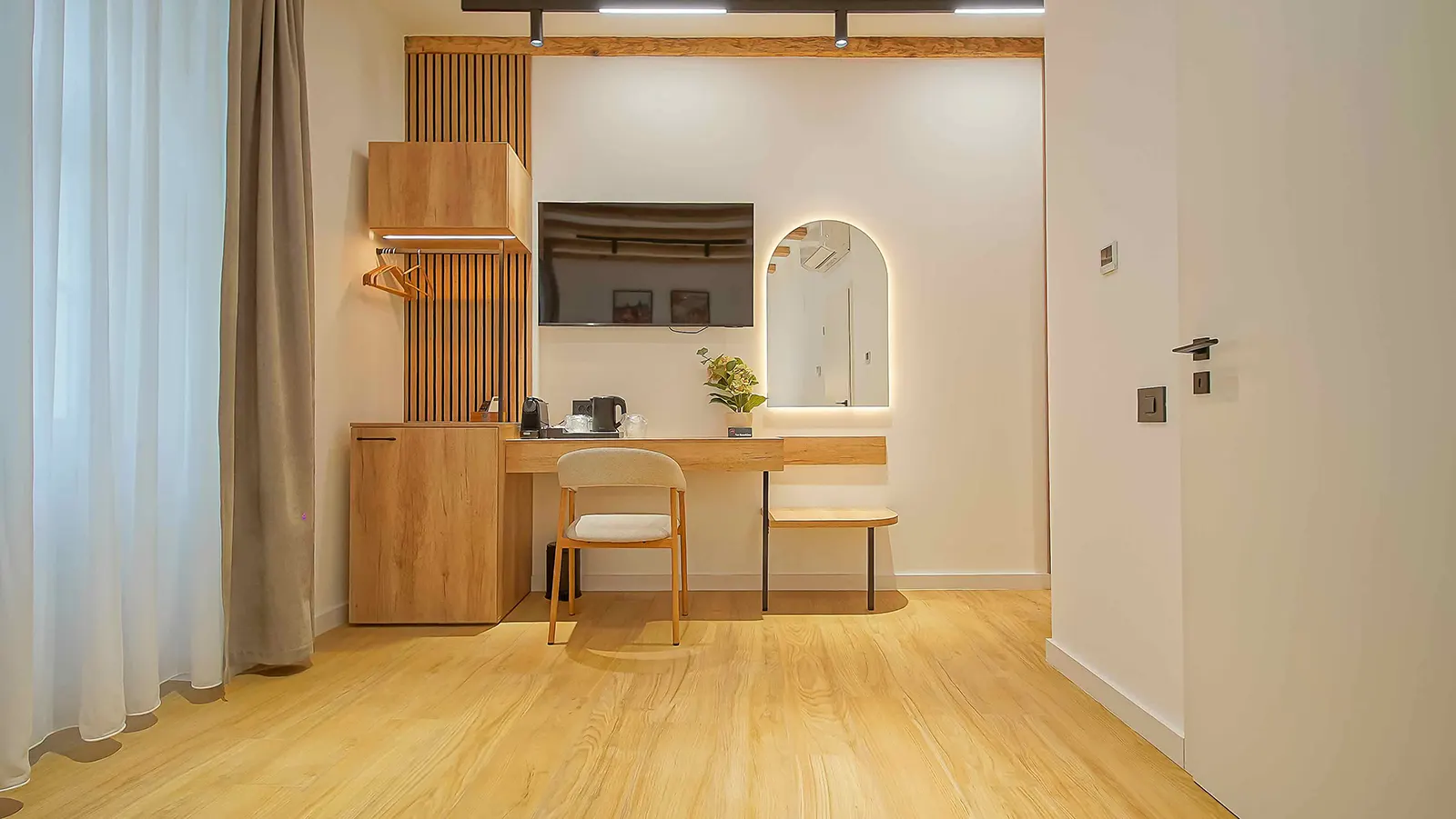 Cameră cu zonă de lucru la Tammler Haus – Boutique Suites Brașov