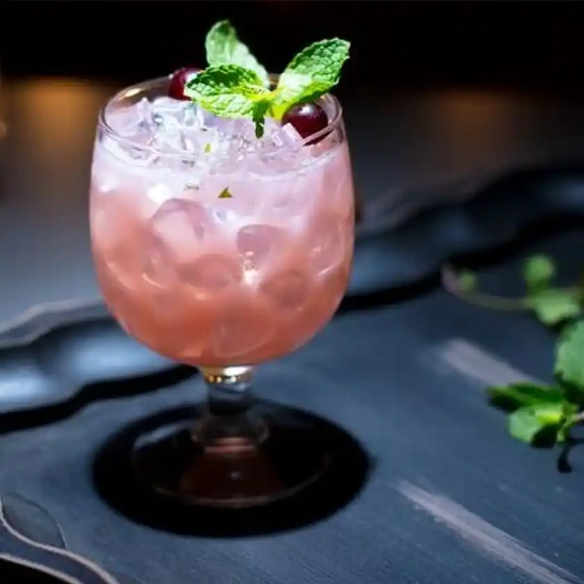 GRAPE SMASH - intr-un pahar cu mentă și boabe de struguri - cocktailuri cu struguri