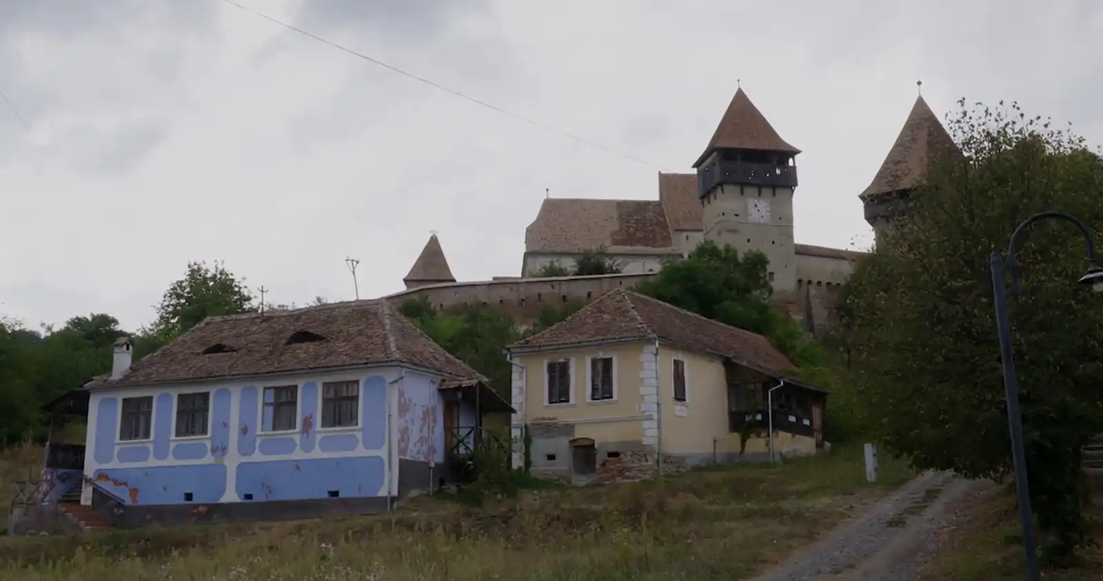 Când satul se schimbă odată cu oamenii care îl locuiesc: proiecția documentarului „În primul rând, să nu faci rău”, la Apollo 111 Cinema, și vernisajul expoziției „Sat. Migrație. Intervenție. Film”, la Random House