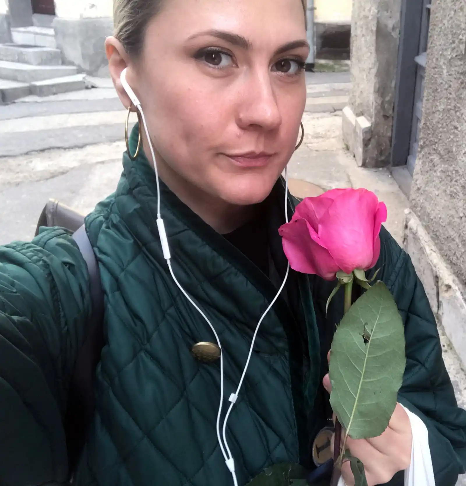 Lea Rasovszky prezintă „I Met You Later in Life”, o expoziție despre maternitate și feminitate