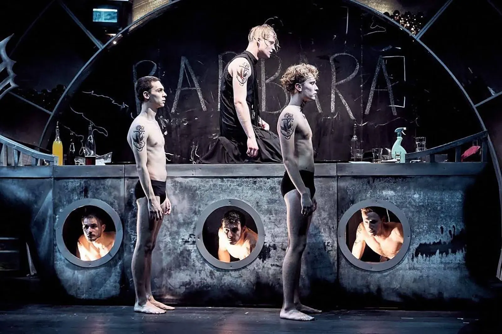 Scenă din Medea’s Boys la Apollo111 Teatru Scenă din Medea’s Boys la Apollo111 Teatru