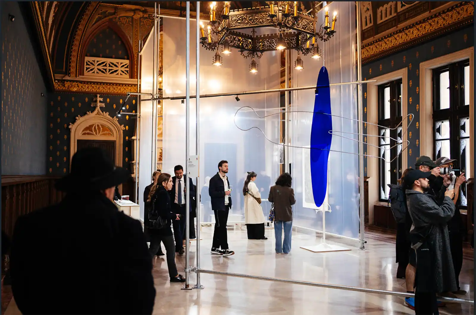 Arta contemporană deschide RCW X Bucharest 2026: de la portrete privite prin gaura cheii la sculpturi monumentale și instalații interactive