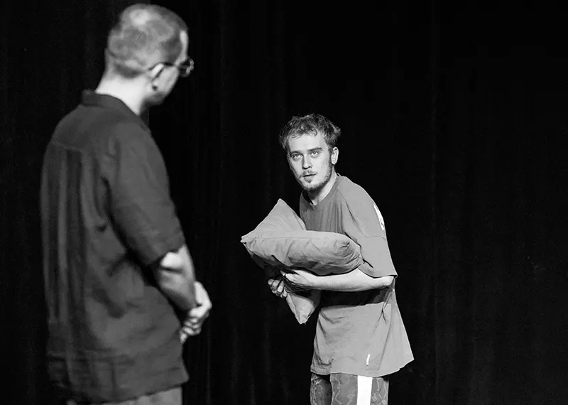Scenă din Orlando. O cameră doar a ei la Teatrul Metropolis