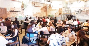 Participanți la un eveniment Flow Social din București