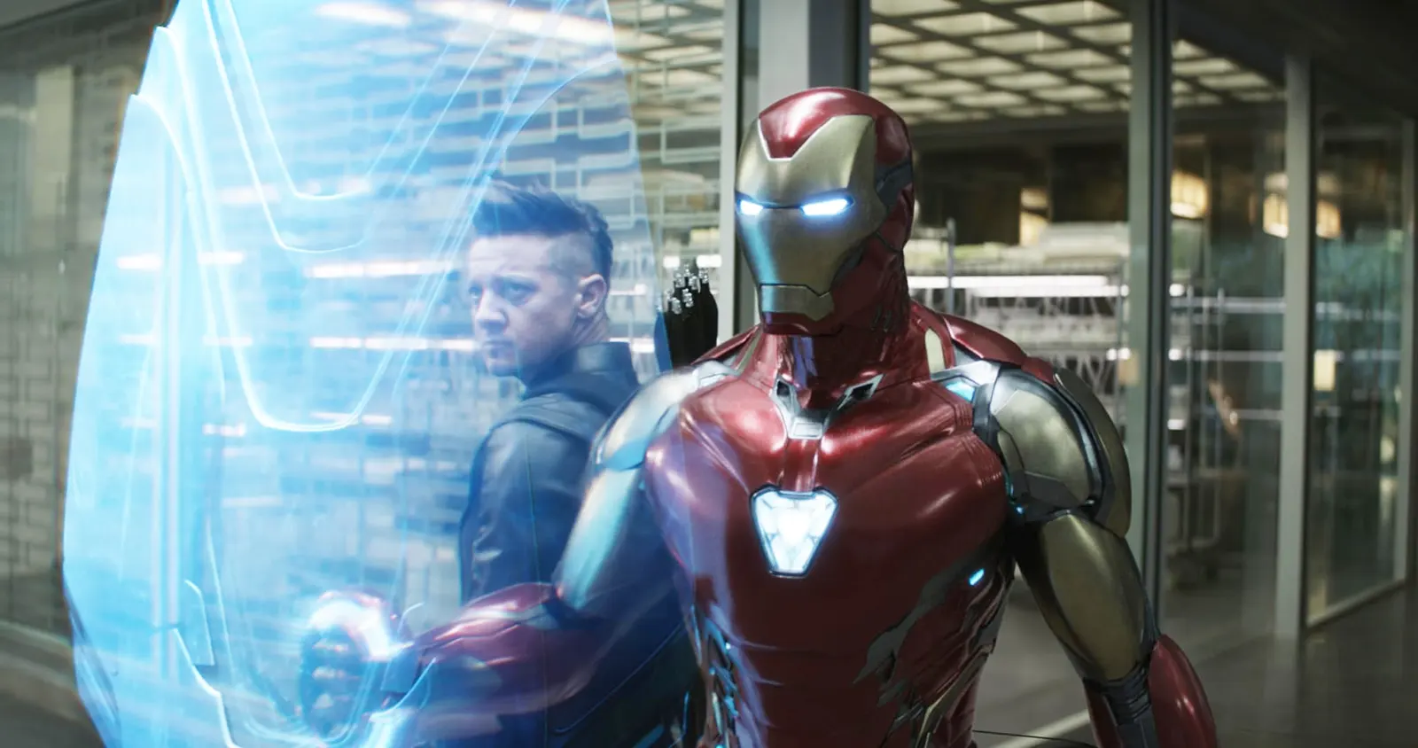 Avengers Endgame Encore | Scenă din Avengers: Endgame cu armură Avengers și interfață holografică