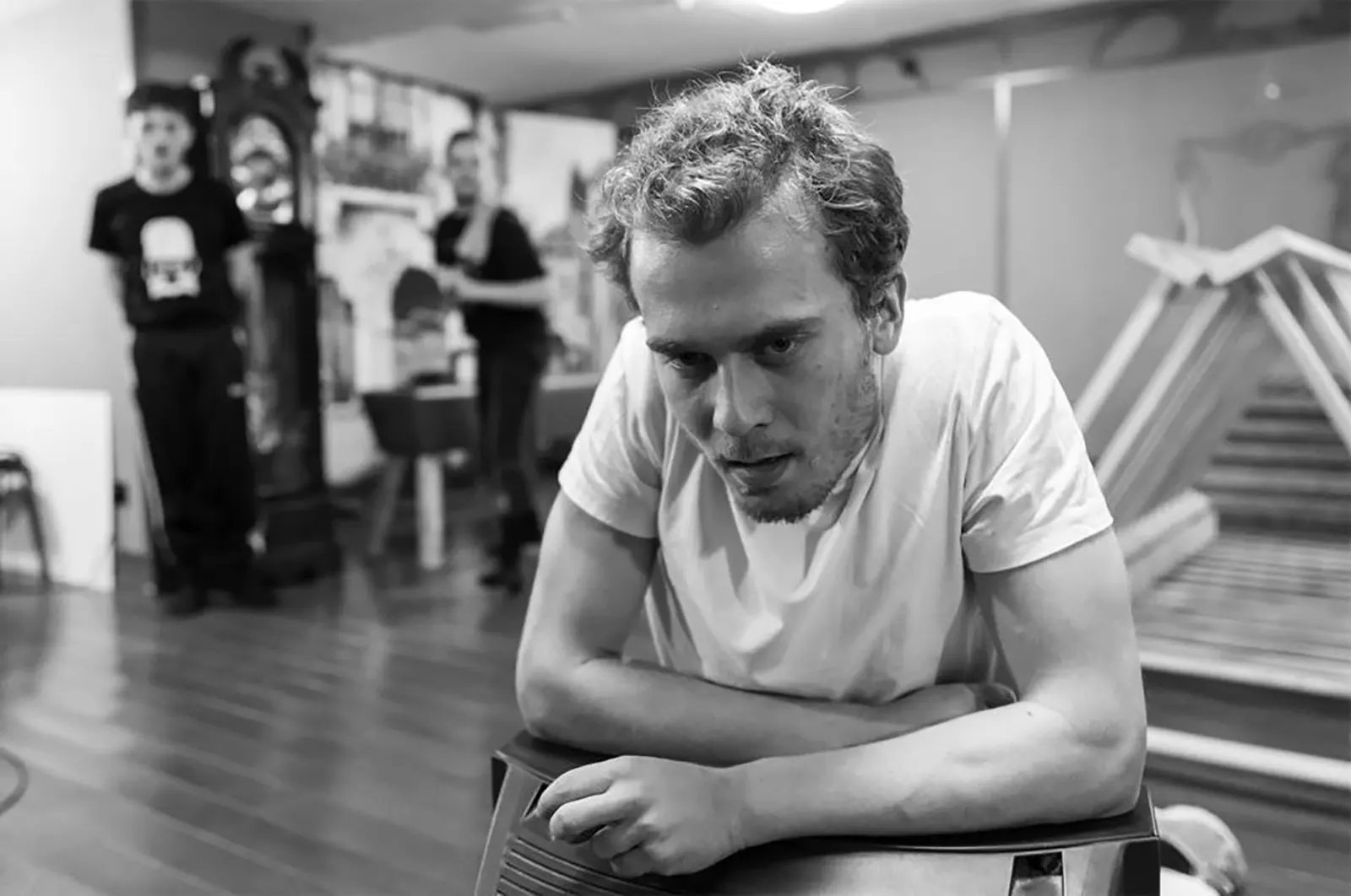 Scenă din spectacolul Cine l-a ucis pe tata? la Teatrul Metropolis - Vlad Ionuț Popescu Scenă din spectacolul Cine l-a ucis pe tata? la Teatrul Metropolis