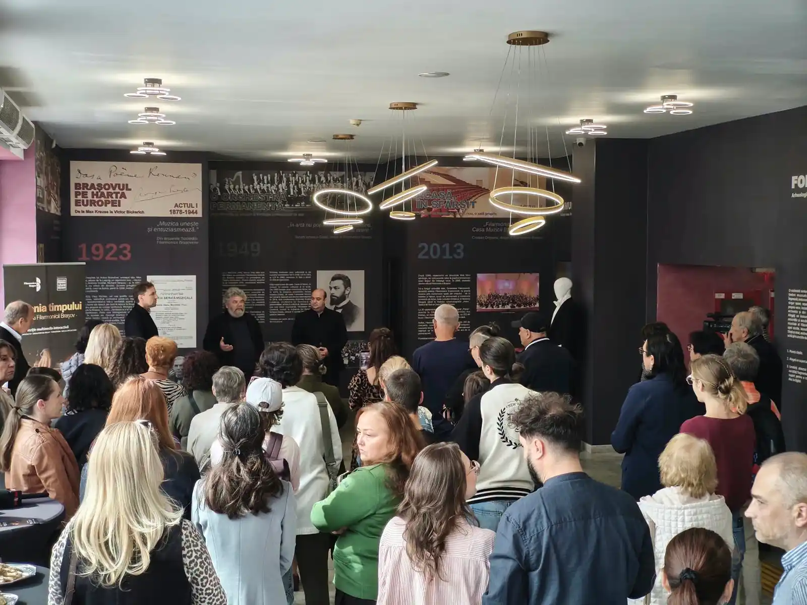 „Simfonia timpului – povestea Filarmonicii Brașov” s-a deschis la Sala Patria
