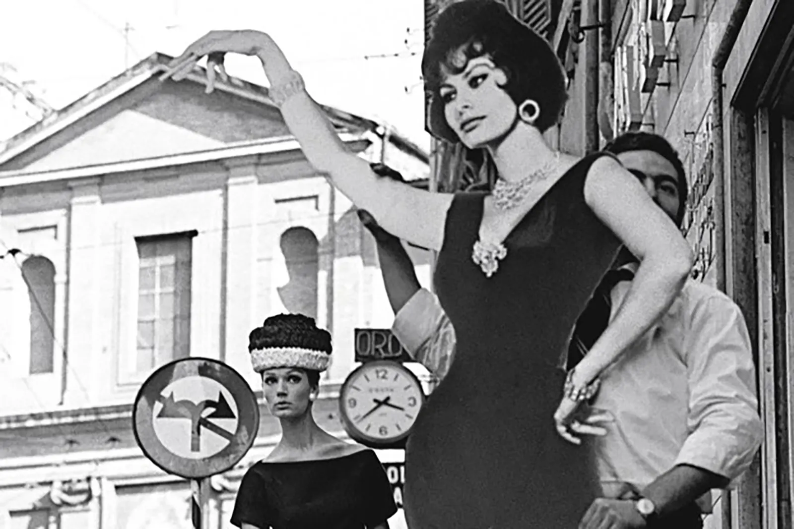 Simone și Sophia la Roma, fotografie William Klein pentru Vogue, 1960