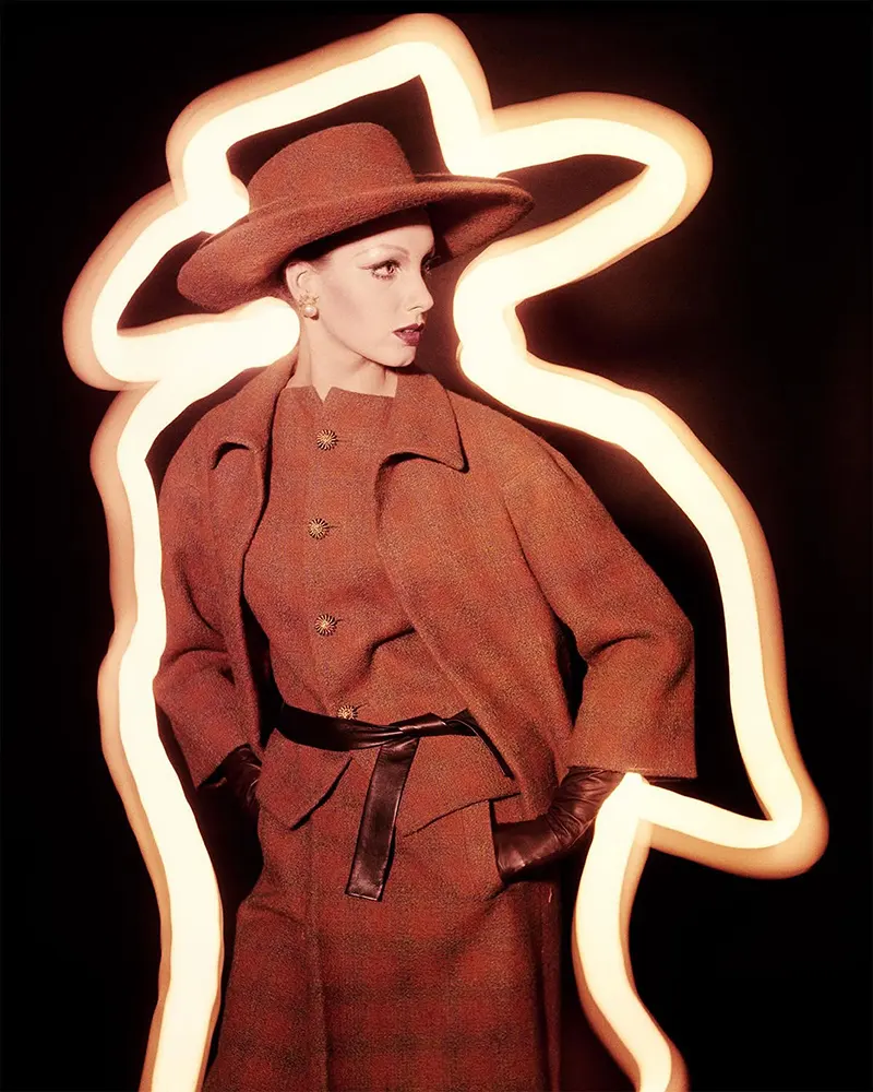 Model Yves Saint Laurent fotografiat de William Klein pentru Vogue în 1962