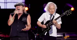 AC/DC în concert, Brian Johnson și Angus Young - AC/DC Dirty Deeds Done Dirt Cheap