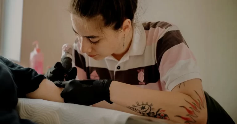 Daria Stoica, tattoo artist, în timpul unei ședințe de tatuaj