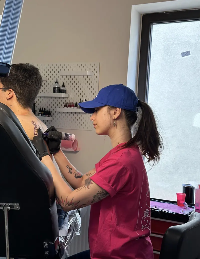 Tattoo artist Daria Stoica tatuând un client
