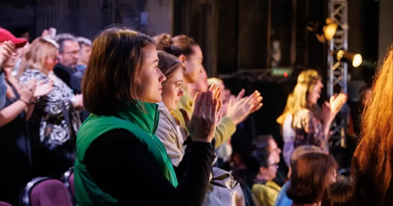 Public la Festivalul Național de Teatru, în timpul unui spectacol” dacă fotografia este într-adevăr de la FNT