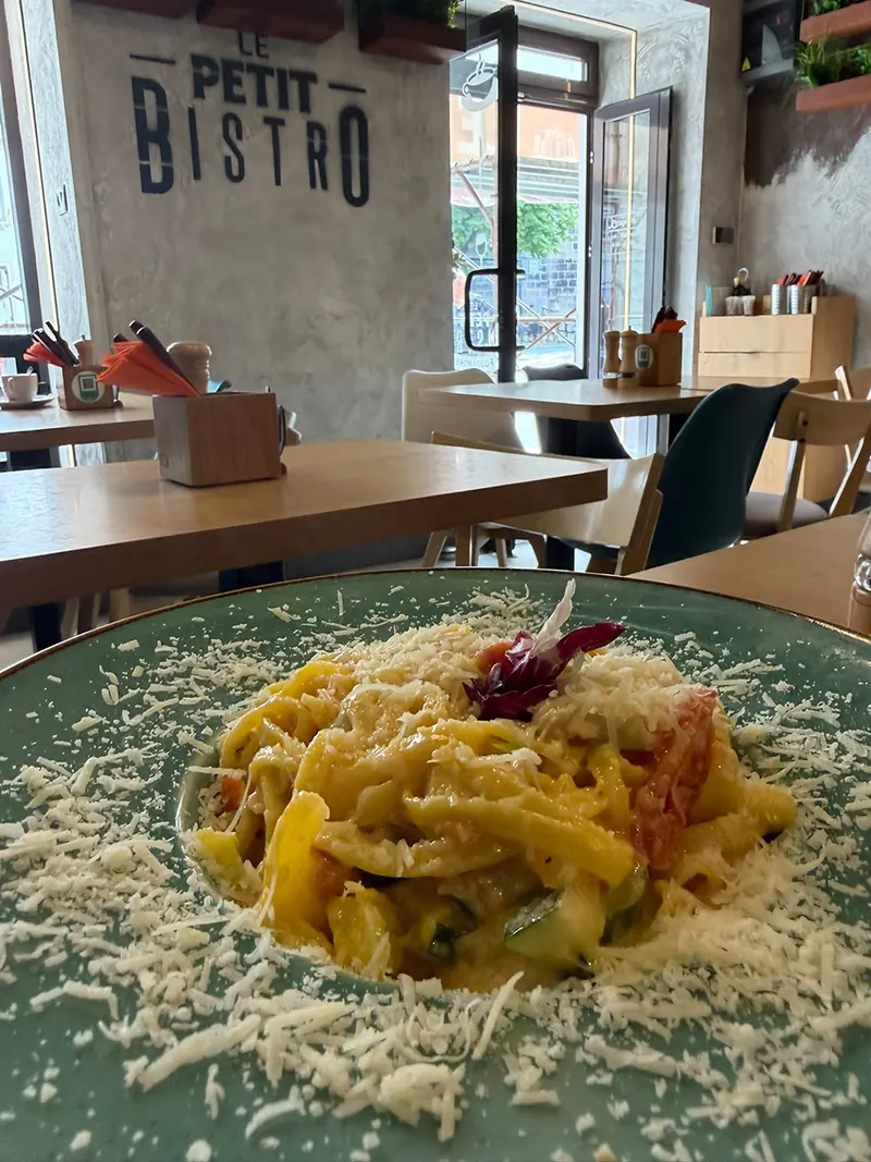 interior.jpg Interiorul Le Petit Bistro din centrul Brașovului