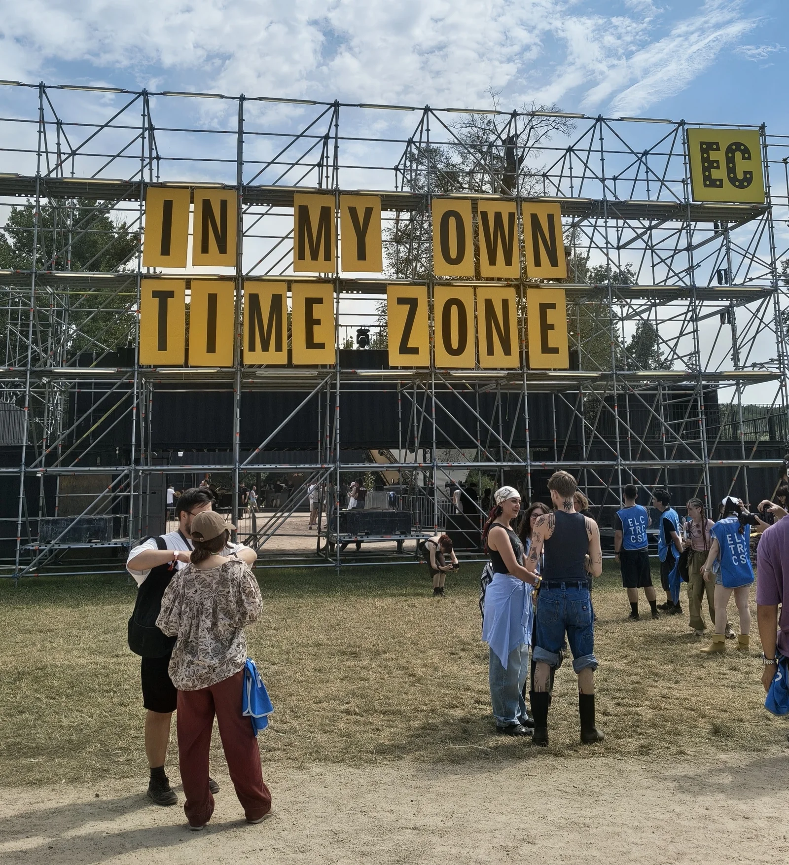 mersul solo la festival
