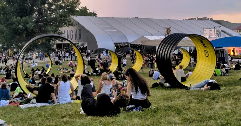 mersul solo la festival