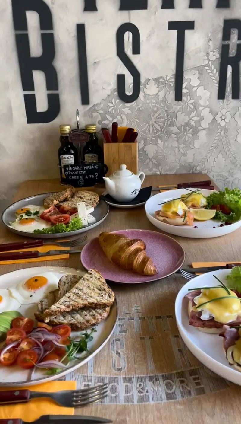 Preparate de mic dejun la Le Petit Bistro Brașov