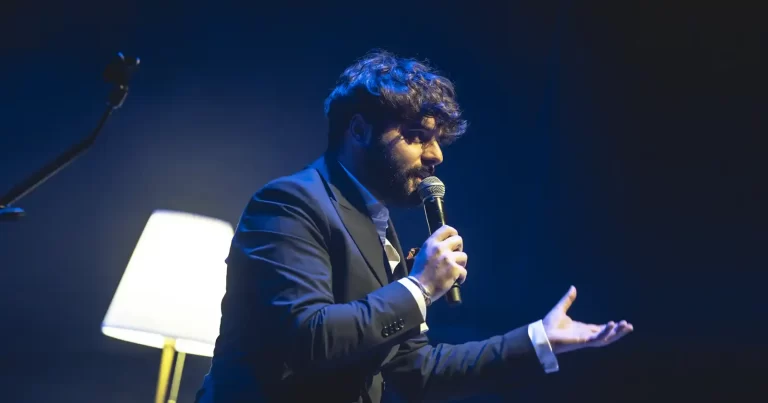 Miguel Gane, românul devenit fenomen al poeziei de limbă spaniolă, vine la București cu spectacolul „Ce am lăsat între noi”