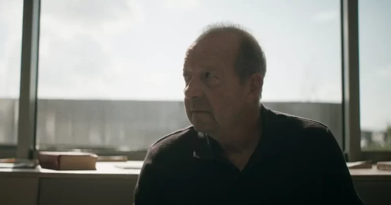 Regizorul Lucas Neagu lansează „Nimic mai mult și nimic diferit”, cel mai fericit film de pe Pământ