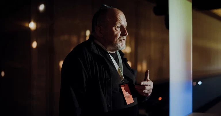 Sean Crowley în timpul unei prezentări despre scenografie