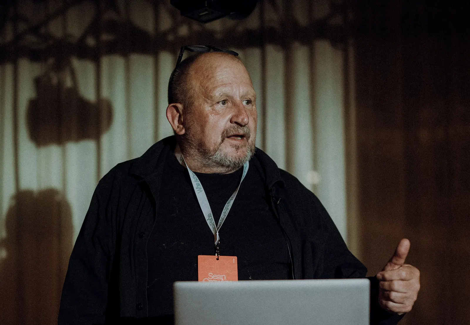 Sean Crowley susținând o prezentare la IPS 2025