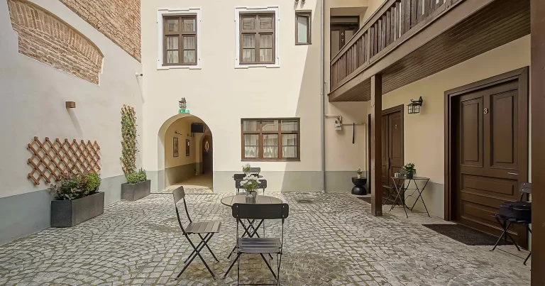 Curtea interioară Tammler Haus – Boutique Suites din Brașov